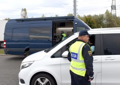 Policisti so konec tedna pridržali pet voznikov, ki so v avtomobilih prevažali tujce
