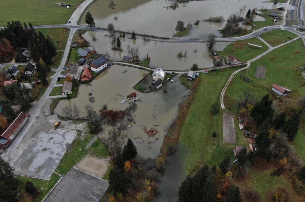 Pritok v jezero Ledine še vedno velik, voda ogroža objekte (foto: Facebook/posnetek zaslona/Občina Kranjska gora)