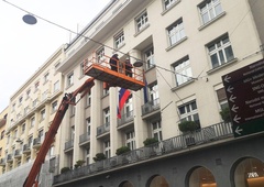 Priprave na veseli december: Slovenska cesta že okrašena z lučkami (FOTO)