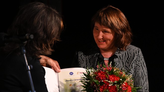 Letošnja literarna nagrada mira v roke Jerneji Jezernik (foto: Bobo)
