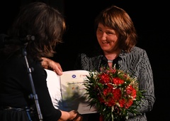 Letošnja literarna nagrada mira v roke Jerneji Jezernik