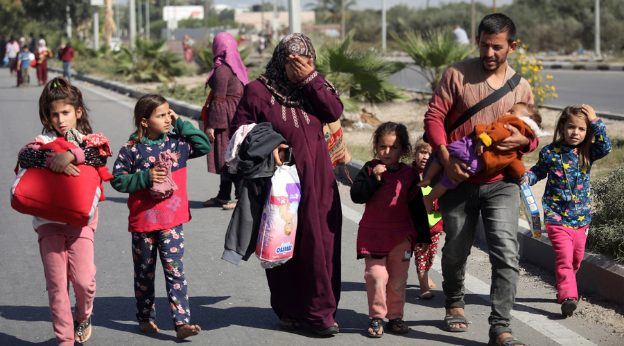 Humanitarna katastrofa v Gazi: razseljenih 1,5 milijona ljudi, začasne nastanitve prenapolnjene (ista stranišča si deli po več sto oseb) (foto: Profimedia)