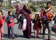 Humanitarna katastrofa v Gazi: razseljenih 1,5 milijona ljudi, začasne nastanitve prenapolnjene (ista stranišča si deli po več sto oseb)