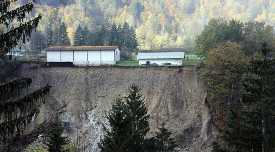 Bohinjska Bela: plaz še vedno aktiven, vojašnica še bližje roba prepada (foto: Bobo)