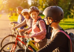 Novogoriški kriminalist (fizično in verbalno) obračunal s skupino otrok: "Tu je Slovenija, pojdite naprej!"