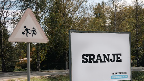Znano, kaj tiči za plakati, ki so zmotili župana Radencev (namen vas bo presenetil)