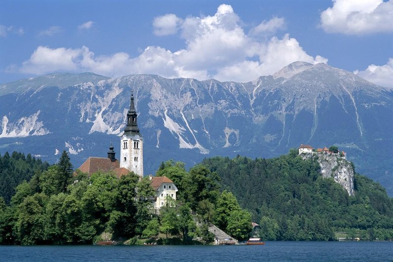 "Ta majhna država kar poka od naravnih lepoti, od čudovitega in svetovno znanega Blejskega jezera, do gora, slikovitih vasic in starodavnih gradov."