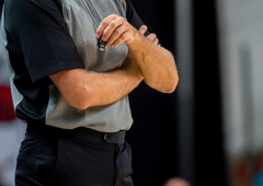 Slovenski košarkarski sodniki imajo dovolj: ne bodo sodili, če ne bo višjega plačila (prve tekme že odložene)