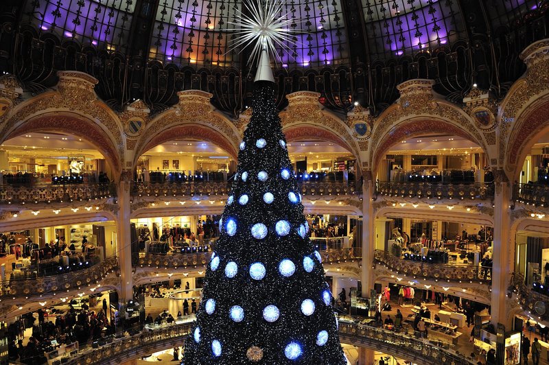 Nakupovanje v pariški Galeries Lafayette je sploh v predbožičnem času posebno doživetje.