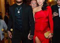 Oboroženi zločinci vdrli v hišo in poskušali ugrabiti hčerko slavnega para