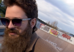 Slovenski pevec preseneča z novim videzom, kaj se mu je zgodilo?