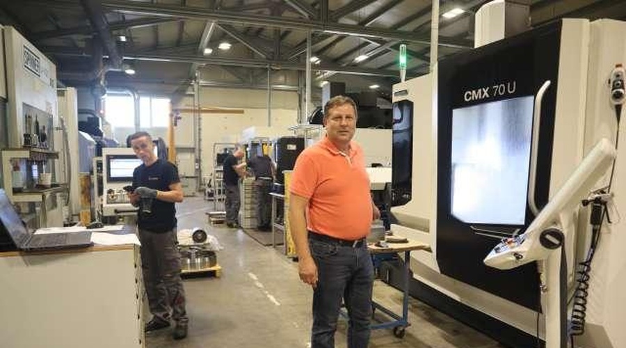Pri Markovcih raste proizvodna hala za robotizacijo: "Lani smo v proizvodnjo uvedli dva robota, letos bomo štiri, prihodnje leto spet štiri" (foto: STA/Vida Toš)