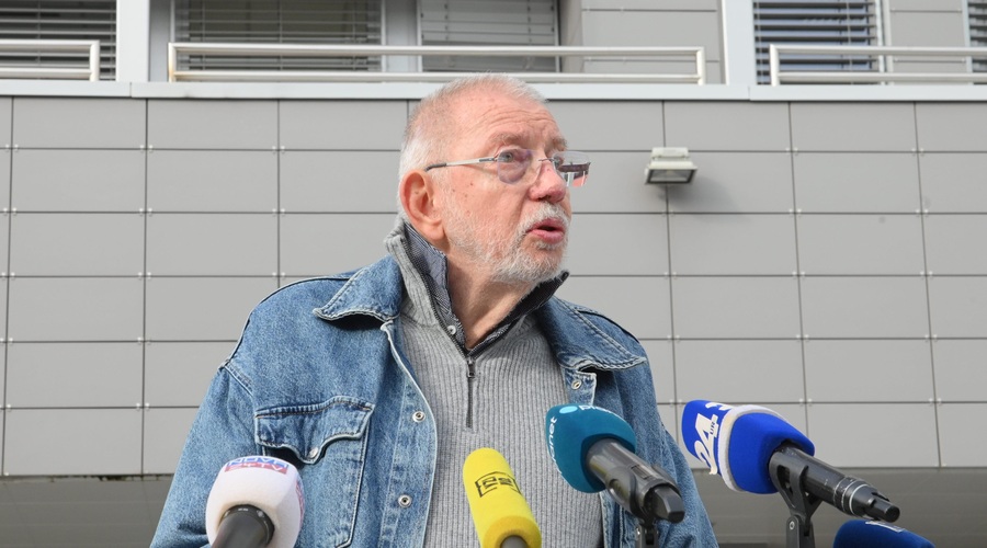 Miha Jazbinšek na novinarski konferenci. (foto: Bobo/Žiga Živulović)