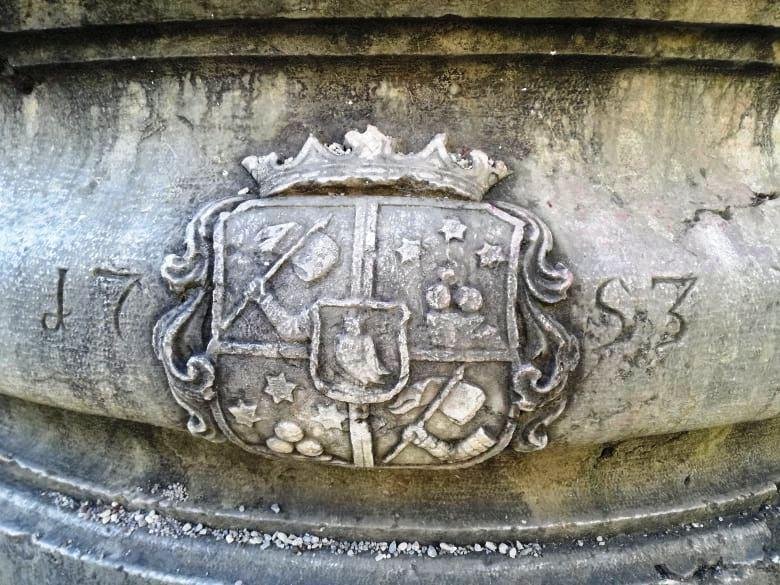 Grb družine Codelli je še vedno viden na vodnjaku ob gradu Kodeljevo.