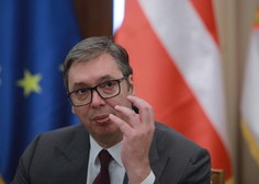 Vučićeva jesenska skakalna turneja: srbski predsednik na televizijskih ekranih prisoten bolj kot največji filmski zvezdniki