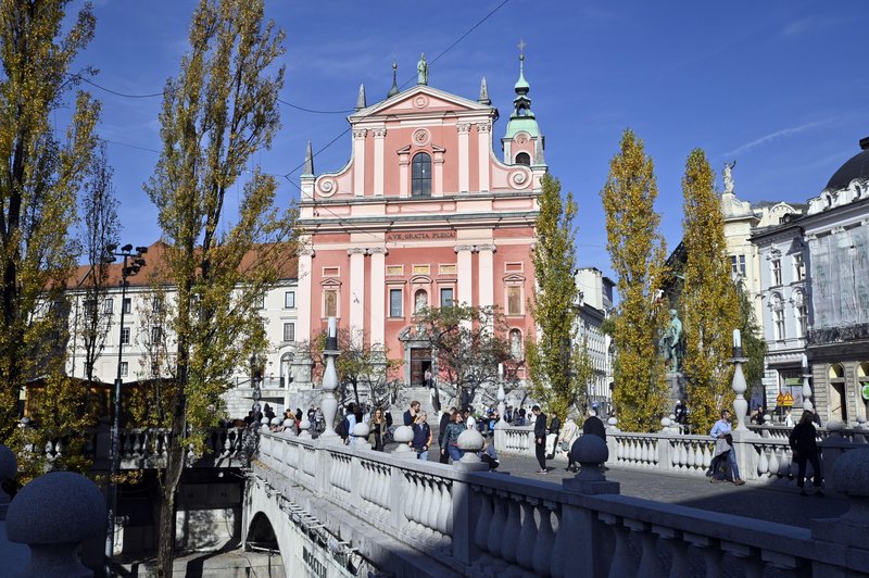 Vrhunsko Plečnikovo Tromostovje in za mnoge središče Ljubljane in Slovenije.