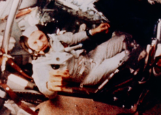 Umrl slavni astronavt, ki je tlakoval pot pristanku na Luni: na njegovi vesoljski misiji je človek prvič zapustil orbito Zemlje
