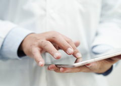 Obsežna zdravstvena afera pri nas: v zameno za denarno nagrado medicinsko opremo še naprej naročali pri določenem dobavitelju