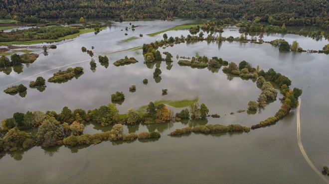 Osupljivi prizori: po obilnem dežju se je slovensko polje spremenilo v ogromno jezero (foto: Bobo)
