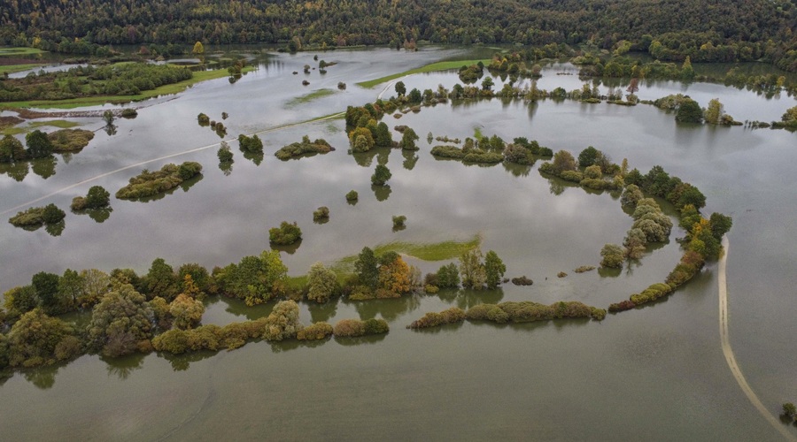 Osupljivi prizori: po obilnem dežju se je slovensko polje spremenilo v ogromno jezero (foto: Bobo)