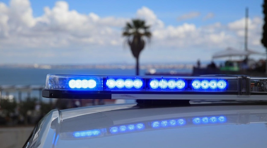 Policija vdrla v uradno rezidenco, premier ostro zavrnil vse obtožbe, a kljub temu odstopil (sledijo predčasne volitve) (foto: Profimedia)