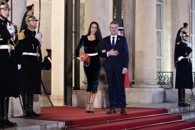 Na čigave stroške je v Pariz odpotovala Gabrova in kakšno vlogo je imela na konferenci, ni znano.