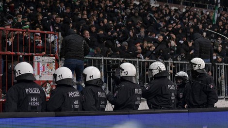 Najmanj 32 ranjenih v spopadu navijačev in policije v Hamburgu
