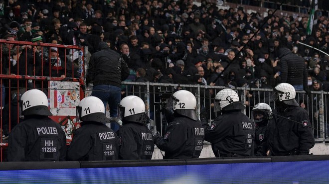 Najmanj 32 ranjenih v spopadu navijačev in policije v Hamburgu (foto: Profimedia)