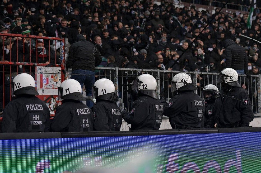 Najmanj 32 ranjenih v spopadu navijačev in policije v Hamburgu (foto: Profimedia)
