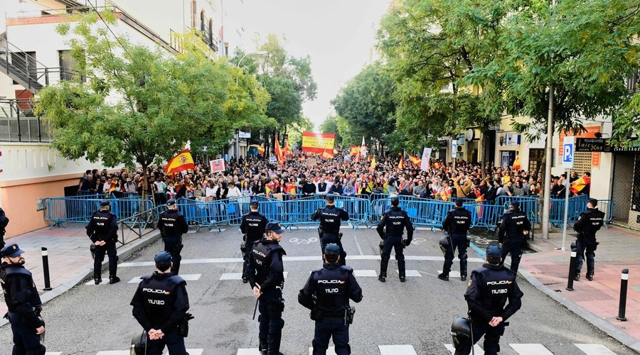 Pol milijona ljudi na ulicah: kaj se dogaja v priljubljeni državi? (foto: Profimedia)
