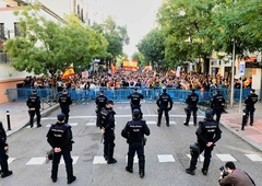 Pol milijona ljudi na ulicah: kaj se dogaja v priljubljeni državi?