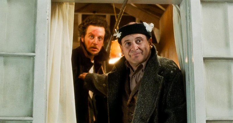 Zloglasna vlomilca v brezčasni božični klasiki sta upodobila Daniel Stern in Joe Pesci.