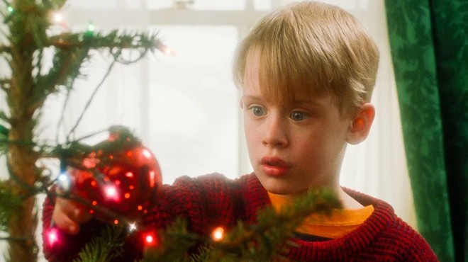 Macaulay Culkin v klasičnem božičnem filmu Sam doma iz leta 1990. (foto: Profimedia)