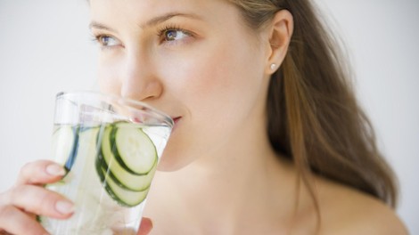 Strokovnjaki odkrili trik, ki si ga boste želeli preizkusiti: vodo pijte na tak način in kilogrami se bodo topili