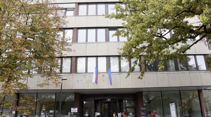 Na upravnih enotah bodo kljub stavki izvajali nujne naloge (poglejte seznam storitev, ki jih boste lahko opravili) (foto: Bobo/Žiga Živulović)
