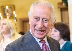 Britanski kralj Karel III. praznuje: javnost se medtem sprašuje, kaj bo ob jubileju storil princ Harry, ki velja za črno ovco družine
