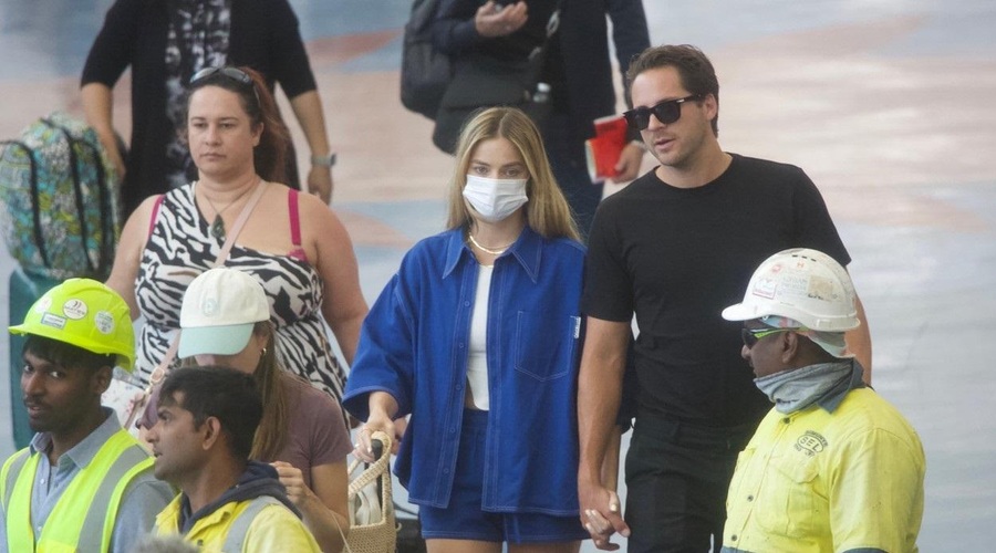 Margot Robbie je visoke pete zamenjala s kultnimi natikači (tudi Slovenci jih obožujemo) (foto: Profimedia)