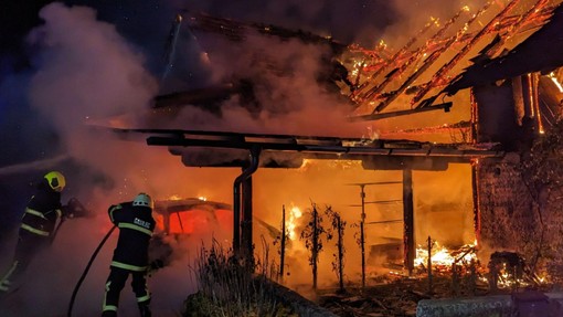 Ognjeni zublji pri Gorišnici poškodovali gospodarsko poslopje in avto