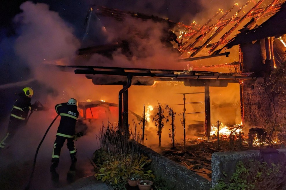 Ognjeni zublji pri Gorišnici poškodovali gospodarsko poslopje in avto (foto: Facebook/PGD Gorišnica)