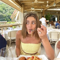 Ženska na kosilu