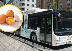 Bizarna nesreča v centru Ljubljane: neznanci v avtobus metali jajca