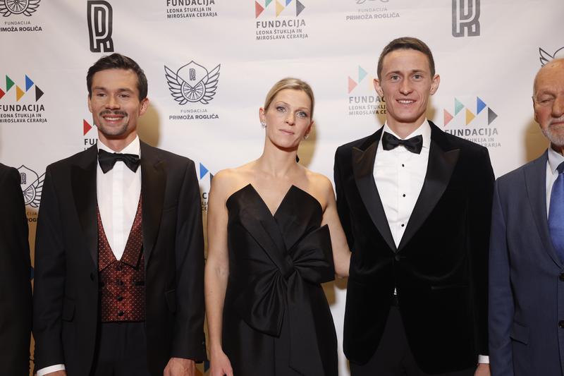 Gala prireditve sta se v podporo Rogliču udeležila tudi smučarski skakalec Peter Prevc in njegova žena Mina Lavtižar.