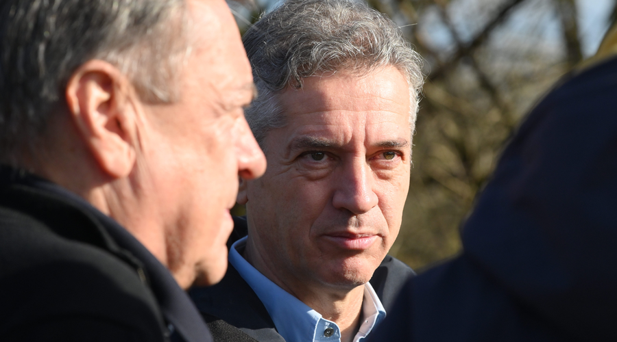 Robert Golob z obljubami na prizadetem območju: "Ne bomo varčevali niti s sredstvi niti z ekipami" (foto: Žiga Živulovič jr./Bobo)