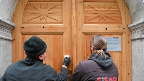 Simbol svastike na Križevniški: vrata so očistili, madež ostaja