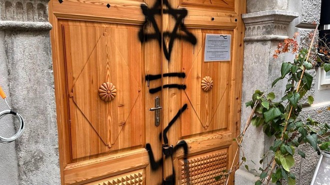Vandali nad Judovski kulturni center v Ljubljani: simbol svastike pretresel skupnost (FOTO) (foto: Facebook/Jewish Cultural Center Ljubljana / Judovski kulturni center)