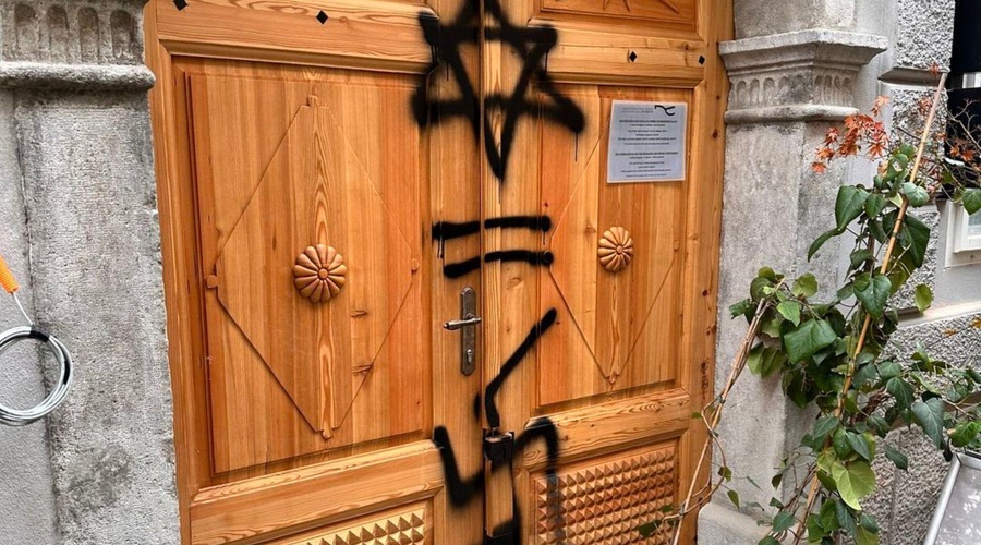 Vandali nad Judovski kulturni center v Ljubljani: simbol svastike pretresel skupnost (FOTO) (foto: Facebook/Jewish Cultural Center Ljubljana / Judovski kulturni center)