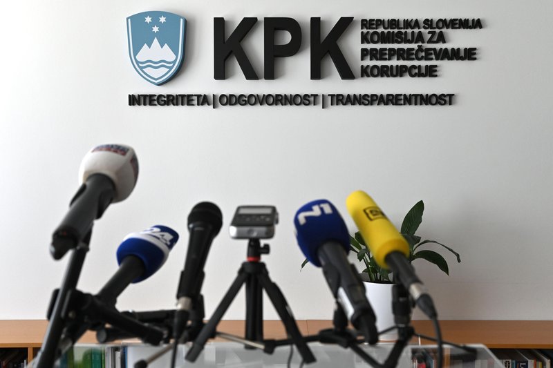 Gre pri uvedbi preiskave KPK zoper Roberta Goloba za odstavljanje vlade?