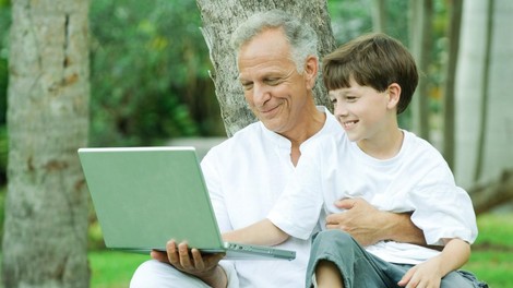 Ste starejši ali poznate starejšega, ki bi rad (bolj) suvereno uporabljal internet in si s tem olajšal vsakdan? Brezplačne računalniške urice so prava rešitev!