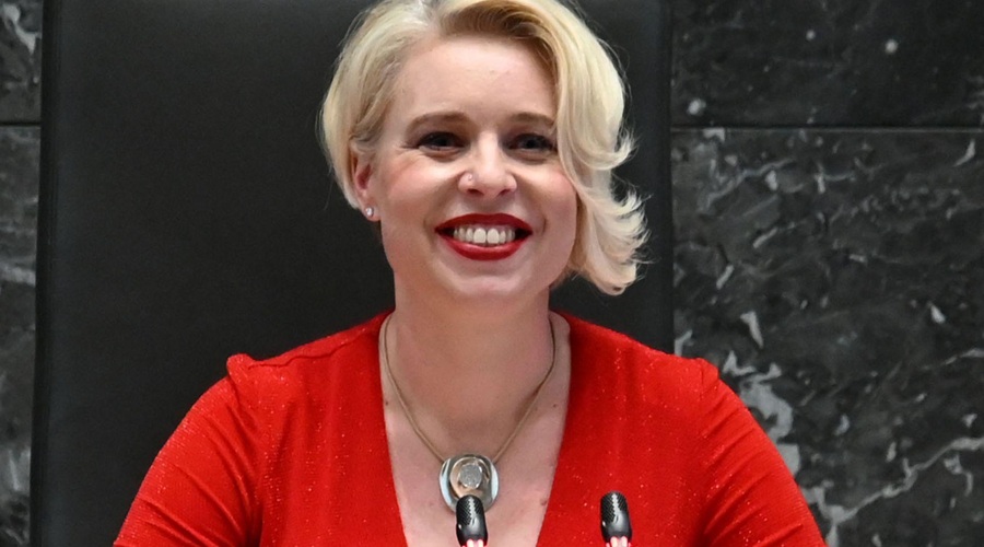 Urška Klakočar Zupančič gospodinji, pobiraču in konjem sporočila: "Ponosni smo na vas!" (foto: Bobo)