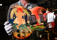 Neverjetno: kitaro Erica Claptona na dražbi prodali za vrtoglavi znesek